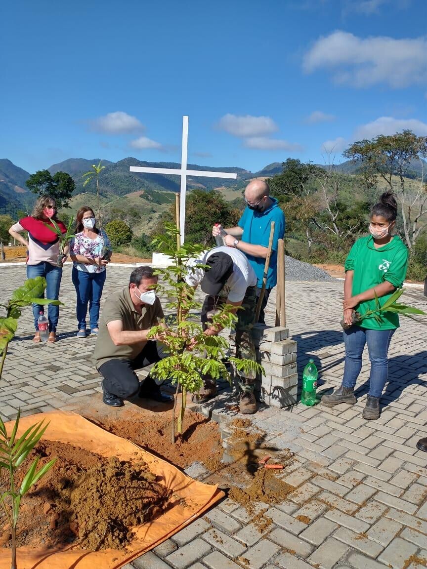 “O plantio no cemitério São José é uma ação que simboliza, além da preservação do meio ambiente, o ato de cuidar da vida.” - disse Kleber Medici.

O mês de Junho é marcado pela Semana Mundial do Meio Ambiente. A Prefeitura de Santa Teresa, por meio da Secretaria Municipal de Meio Ambiente fez uma série de ações, entre os dias 05 e 09 de junho.

No dia 07 de junho aconteceu a arborização do Cemitério São José e teve a participação do Prefeito Kleber Medici, além do secretariado, do representante do poder legislativo e da COOPAAST. A ação teve o objetivo de gerar melhorias e mais qualidade de vida aos munícipes, já que a vegetação tem um papel fundamental no clima da cidade.

“O plantio no cemitério São José é uma ação que simboliza, além da preservação do meio ambiente, o ato de cuidar da vida.” - disse Kleber Medici.

No dia 08 de Junho aconteceu a Implantação da Coleta Seletiva na Sede da Prefeitura Municipal de Santa Teresa, o momento foi marcado por uma reunião em que trouxe informações para a realização da correta segregação dos resíduos gerados no prédio, oriundos de atividades rotineiras. Além da separação, será realizada a destinação ambientalmente adequada através da parceria entre a COOPAAST e Prefeitura de Santa Teresa. Todo o material coletado separado como resíduo seco será destinado para a reciclagem.

Para finalizar a semana, no dia 09 de junho aconteceu a visitação a Usina de Triagem e Transbordo de Santa Teresa, para conhecerem a realidade dos trabalhadores da COOPAST - Cooperativa de Trabalho dos Agentes Ambientais de Santa Teresa. Todos os envolvidos fazem parte do processo de triagem e acondicionamento dos resíduos sólidos urbanos coletaos no município. A visita agregou informações sobre a correta segregação dos resíduos secos recicláveis e reforçou a importância do papel de cada municípe na separação dos resíduos em casa.

A ação contou com a presença do Secretário Municipal de Meio Ambiente Rodrigo Berger, de representantes do poder legislativo, de comerciantes locais e pessoas da sociedade civil.