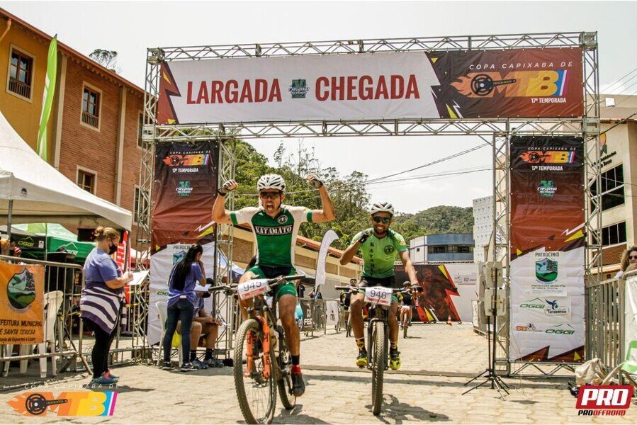 Uma das provas mais tradicionais do Espírito Santo, a Maratona de Santa Teresa - 3ª etapa da Copa Capixaba MTB 2021 - foi realizada no dia 26/09/2021.

Com patrocínio da Prefeitura de Santa Teresa foi realizada no dia 26 de setembro de 2021 a 3ª etapa da Copa Capixaba MTB 2021. Realização da Casinha de Aventuras. 

Confira os ganhadores:

Na Super Elite Masculina: em primeiro o atleta baiano Flávio Lobo Netto, em segundo o capixaba Luiz Huber em terceiro o capixaba Sidiclei Defendente.

No feminino: Camila Alves Moreira foi a vencedora, em segundo Mariana Merlo e em terceiro Katrini Delfino.