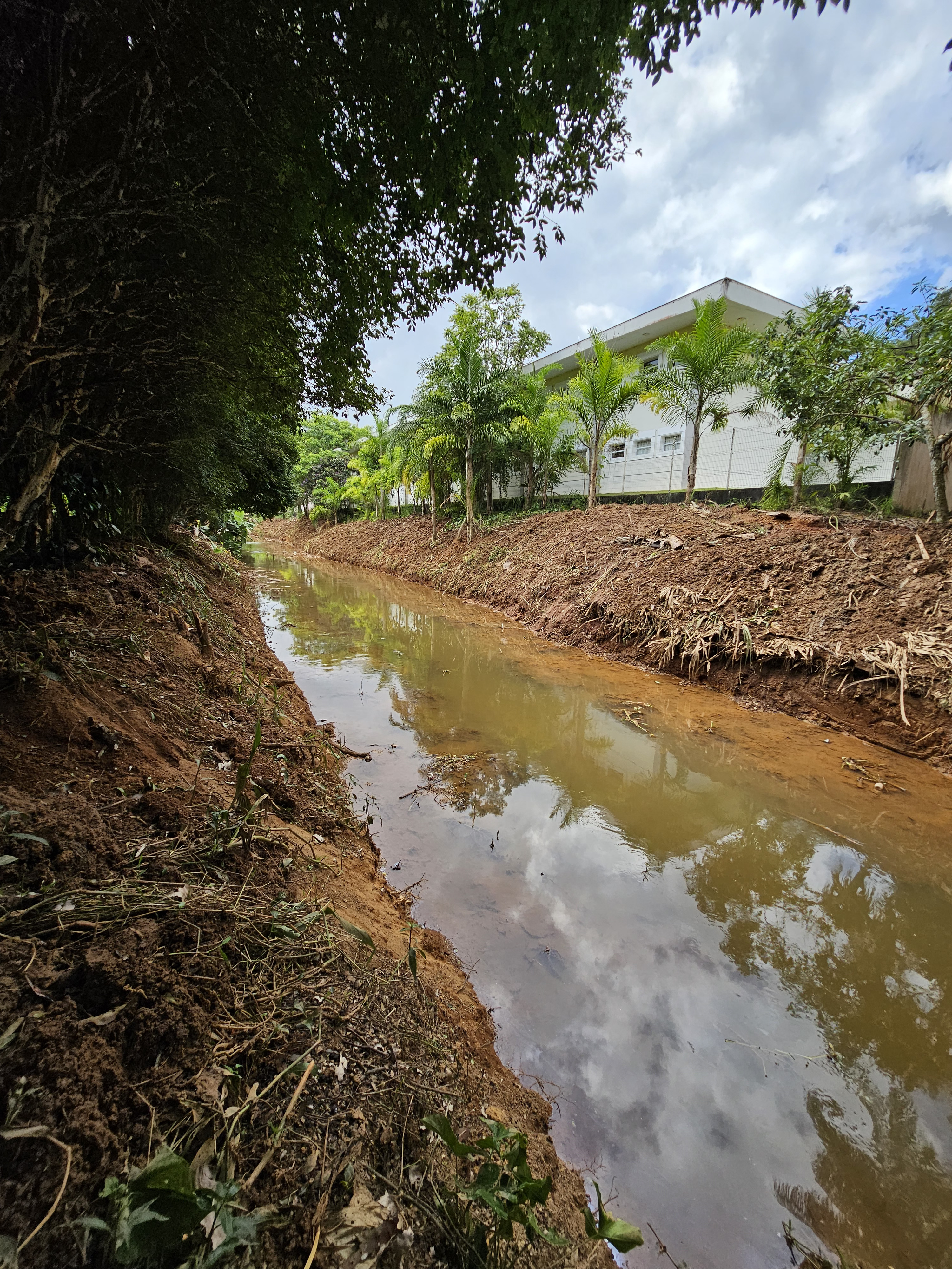 Serviços de limpeza de córregos avançam em Santa Teresa