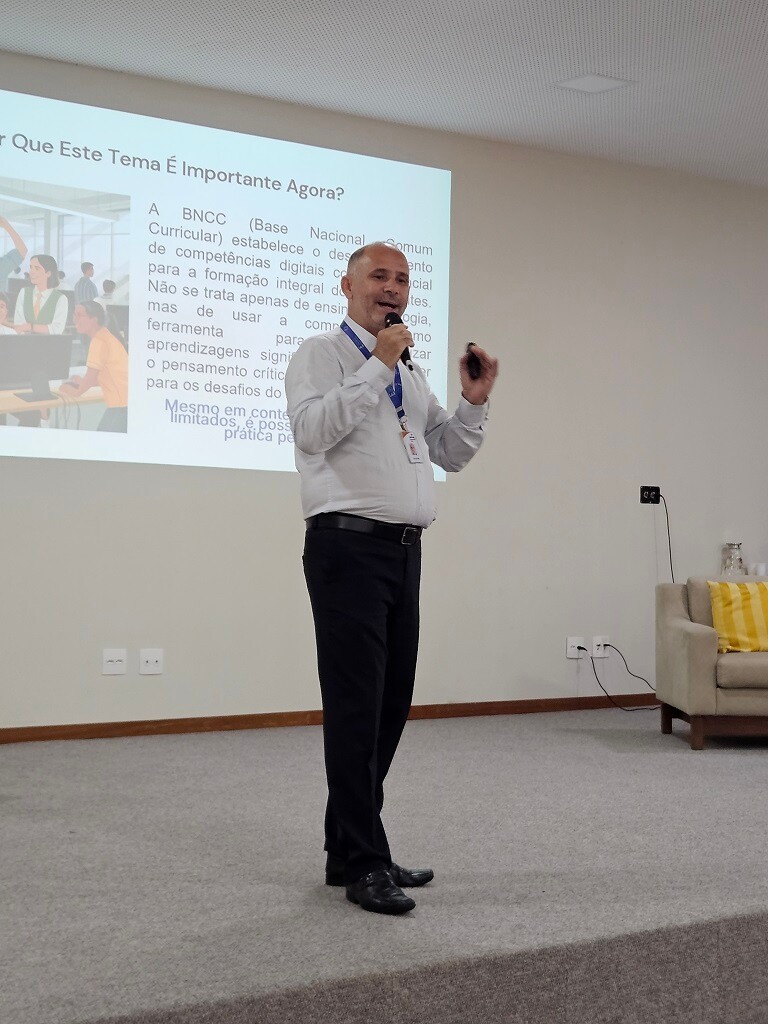 No dia 02 de fevereiro foi realizada a Jornada de Planejamento Pedagógico 2026, no Senac Santa Teresa. O evento, organizado pela Secretaria de Educação da Prefeitura de Santa Teresa, contou com a presença do magistério, docentes, servidores, autoridades e representantes do Sicred e do Sicoob.

Duas palestras pontuaram a programação pela manhã: o Prof. Dr. Glegson Ninz Souza falou sobre computação na sala de aula e o Prof. Dr. Eduardo Coeho Ceotto explanou sobre bem estar no trabalho docente.

Teve ainda a apresentação da secretária de Educação, Marcia Regina Rodrigues Ferreira, que discorreu sobre os números da Educação no município. Ela destacou os 3.050 kits de material escolar e os 13.408 uniformes que serão entregues aos alunos neste ano. Também lembrou que Santa Teresa ocupa o 1° lugar em alfabetização pela Superintendência Regional de Carapina e que é Selo Ouro em alfabetização pelo MEC, garantindo 82,16% de crianças alfabetizadas.
