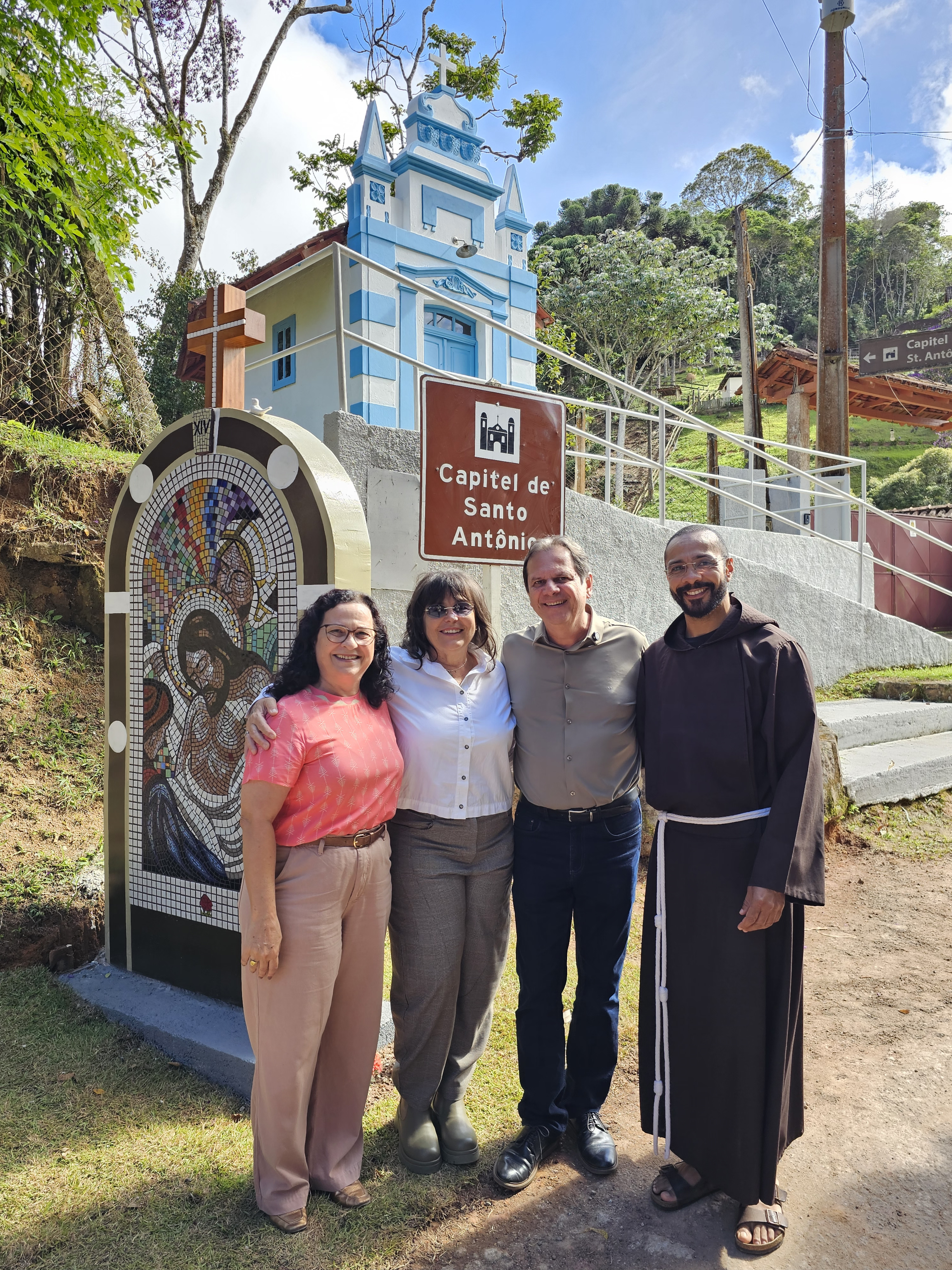 Fé, arte e tradição marcaram a inauguração da Via Sacra de Santa Teresa.