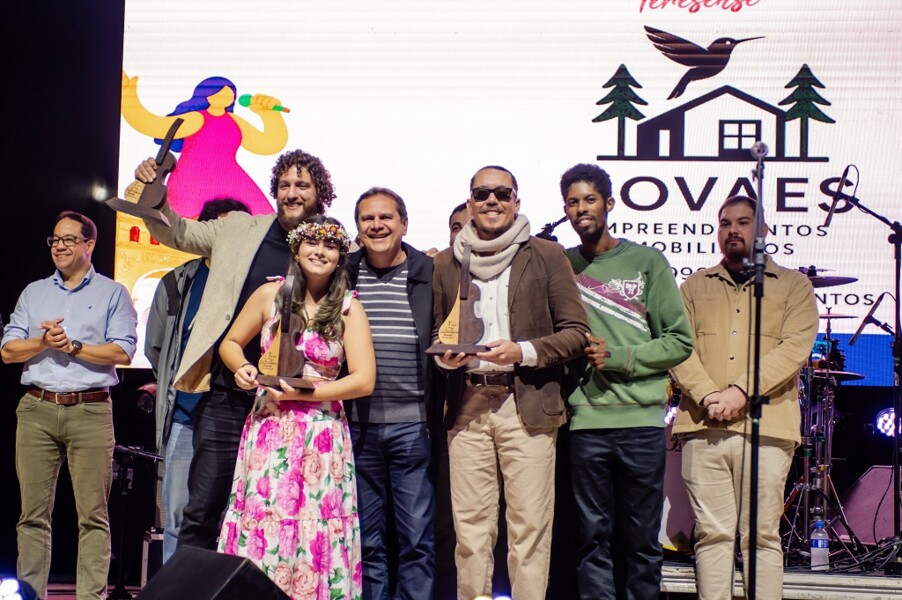 O Festival Primavera Teresense é um evento que celebra a elebra a música, a gastronomia e a produção de flores da estação. Geralmente entre agosto e setembro, o Festival reune shows de renome nacional e local, exposição de flores, gastronomia, vinhos, cervejas artesanais e a grande atração: o festival de música autoral. Em dois finais de semana, a festa é realizada no Parque de Exposições e na Rua do Lazer, em Santa Teresa. 

Em 2025, no primeiro fim de semana, de 22 a 24 de agosto, na Rua do Lazer, as atrações foram Red Rock Band, Carro Velho, Jorman da Penha e River Trio, DJ Rastafloyd e Big Bat Blues Band, definindo como finalistas os artistas Ana Pedrini, Manfredo e Victor Nabrasi. 

Em setembro, de 5 a 7, teve o segundo momento no Parque de Exposições, com apresentações de Dani Moraes, Zé Geraldo, Leoni, André Fratheschi, Dado Villa-Lobos e Biquini Cavadão e a grande vencedora do Festival foi a compositora Ana Pedrini, com a música "No Escuro". Em segundo lugar ficou Victor Nabrasi, com a composição "Mas quem diria". O artista também ganhou o prêmio de votação popular. Em terceiro, ficou o cantor Manfredo, com a composição "Amor, Esperança, Fé e Afeto".