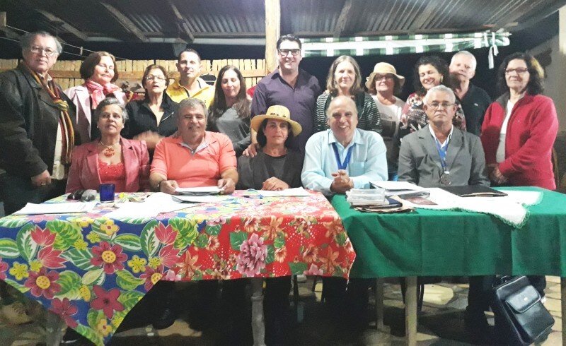 Escritores, poetas, artistas, prefeito e vice-prefeito participam da Assembléia Geral