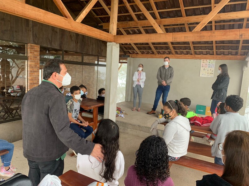 Crianças aprendem sobre sustentabilidade e reciclagem no Caravaggio
