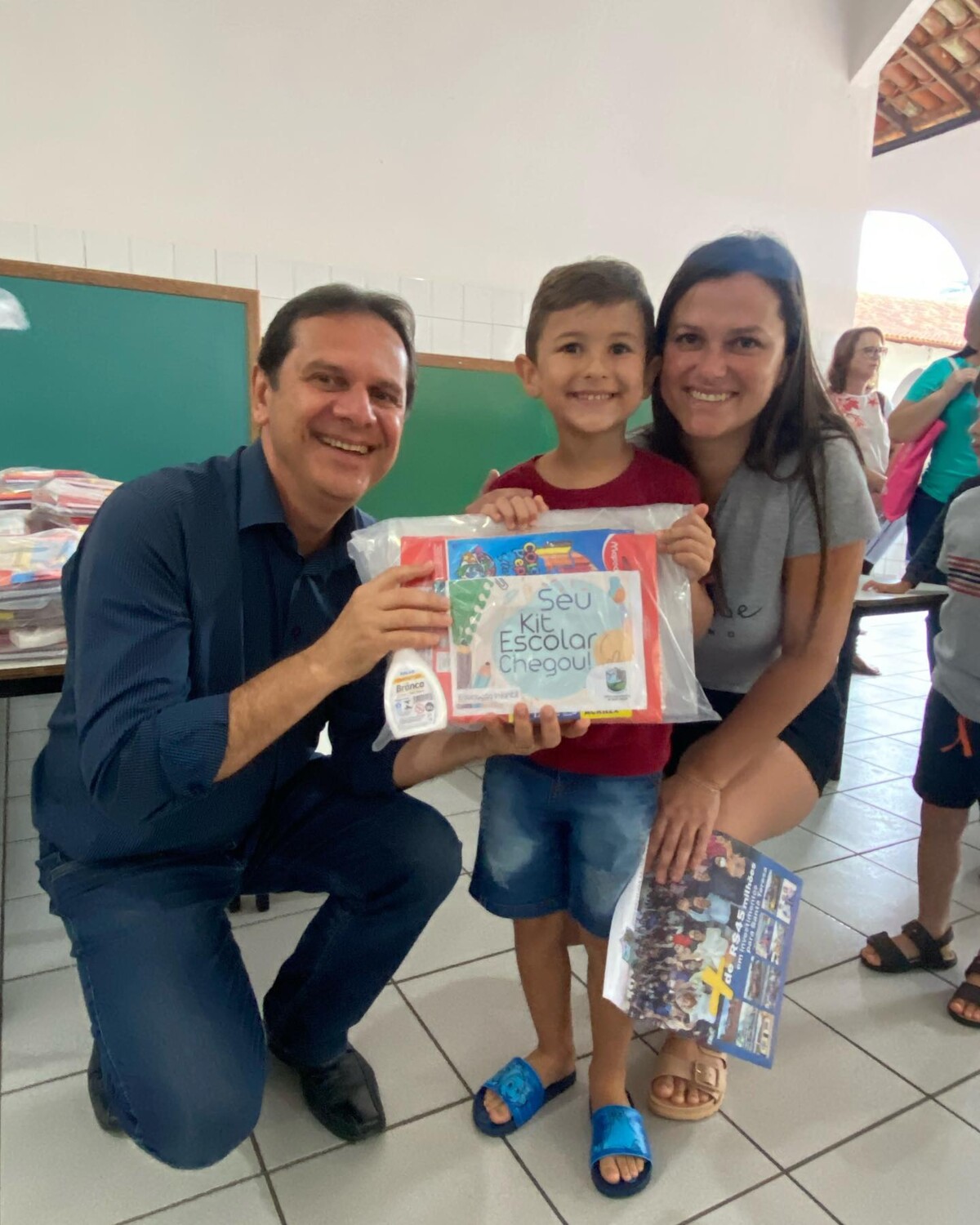 Prefeitura entrega kits escolares aos alunos da rede municipal de ensino