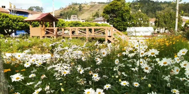 Belas paisagens Prefeitura de Santa Teresa entrega reforma e construção de praças e calçadas